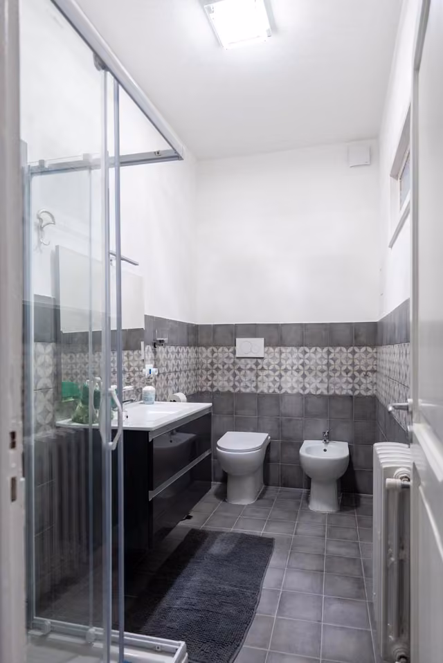 Bagno privato della camera con doccia e sanitari