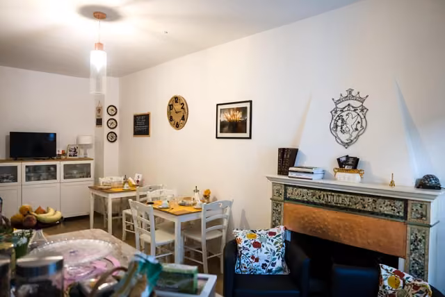 Soggiorno con camino e sala da pranzo del B & B L'ABBRACCIO ad Agnone