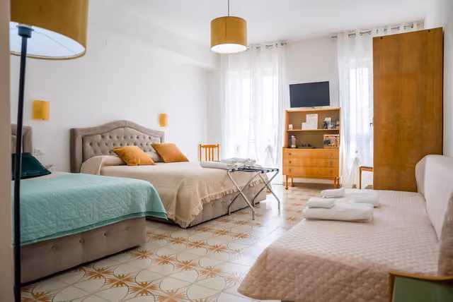 Camera Doppia con Divano e TV — B & B L'ABBRACCIO ad Agnone