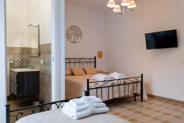 Camera da letto con bagno con lavandino del B & B L'ABBRACCIO